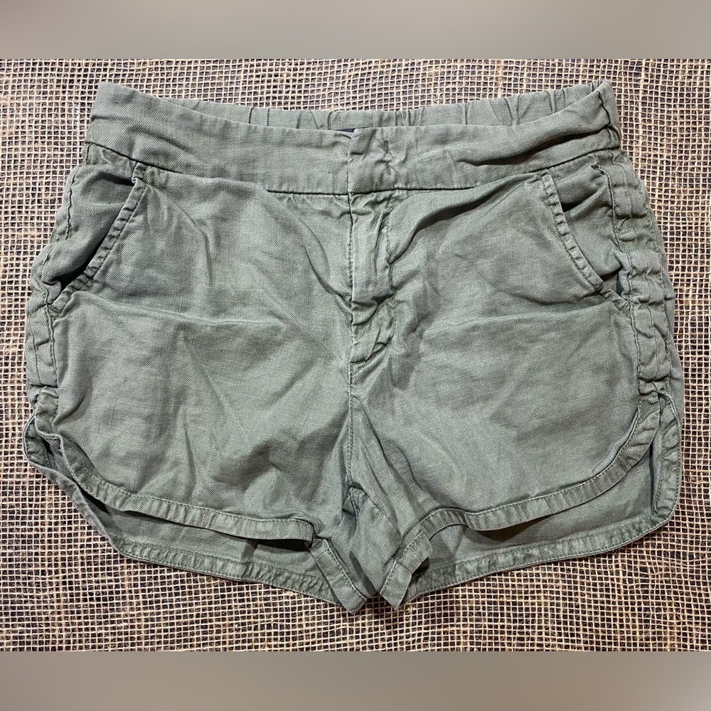 Level 99 Shorts Size 25 Pistachio Green Pockets Dolphin Hem Anthropologie